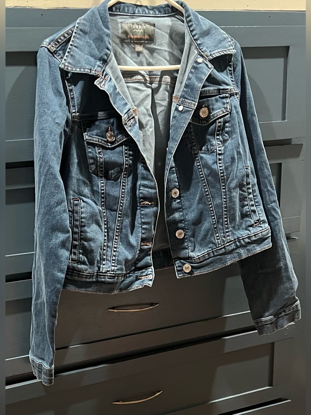 Torrid Women’s Light Washed Modern Denim Trucker Jacket Size M/L Or 00 Stretchy